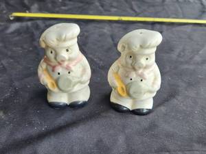 lot 141 image: Pig themed salt & pepper shakers