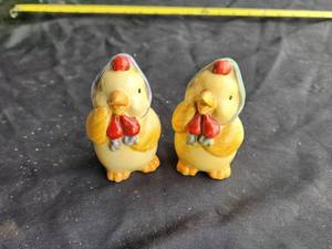 lot 142 image: Baby chick themed salt & pepper shakers