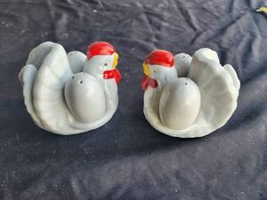 lot 153 image: Vintage Chicken napkin holder with egg shaped salt & pepper shakers