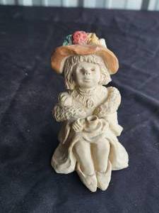 lot 174 image: Vintage Bright Eyes Hat kid figurine