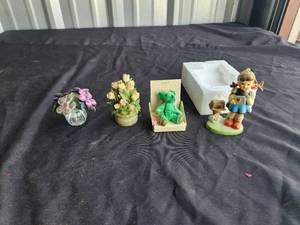 lot 189 image: Selection of collectible figurines