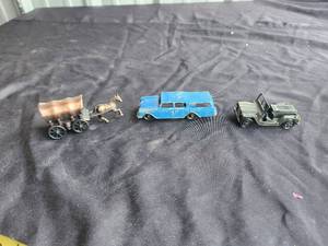lot 192 image: Selection of toy cars - vintage Tootsie toy and 2 pencil sharpeners