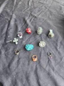 lot 199 image: Selection of jewelry - rings