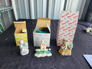 lot 232 image: Selection of figurines - Precious Moments and Dreamsicles