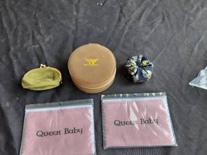 lot 265 image: Jewelry holders-coin purse