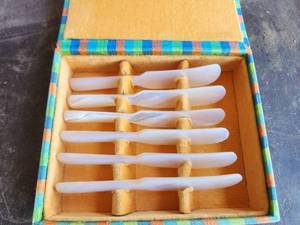 lot 268 image: Vintage Mother of Pearl spreaders in case