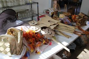 lot 32 image: Fall crafts, yard stakes, baskets and more