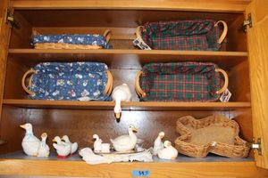 lot 35 image: Ceramic duck figurines and woven baskets