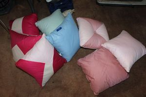 lot 86 image: Decorative pillows