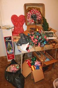 lot 105 image: Vintage Christmas decorations with Fiber optic tree and heart mold