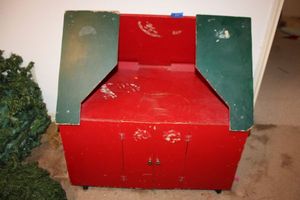 lot 110 image: Red and green rolling display house