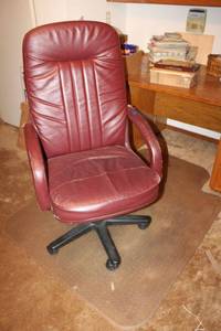 lot 140 image: Red vinyl office chair with chair mat, see photos