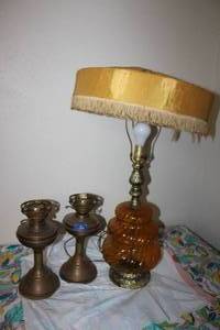 lot 50 image: Vintage amber glass table lamp and pair of hurricane lamp bases