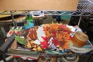 lot 224 image: Crafts and decorations