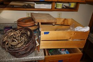 lot 318 image: Wood crate with woven plate holders, cutting board and more