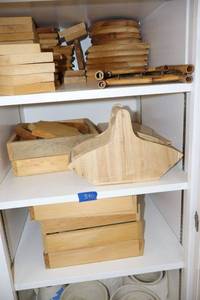 lot 340 image: Wood craft projects and trays