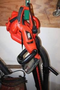 lot 408 image: Black & Decker Hedge trimmer and leaf blower