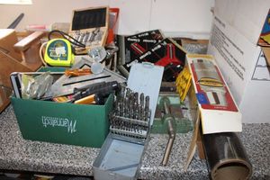 lot 432 image: Tools and vise clamp