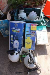 lot 464 image: Garden sprayer tanks