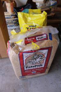 lot 468 image: Pet pine bedding and Tidy Cats kitty litter