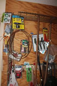 lot 532 image: Tools garden rake, wire brushes, rotary tool set and more