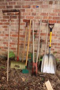 lot 543 image: Garden tools, snow shovels, and post hole digger