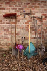lot 545 image: Garden rakes and shovels