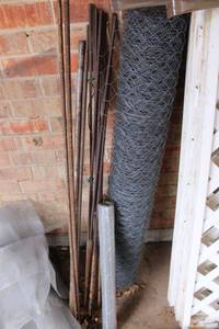 lot 552 image: Chicken wire fencing and steel Rebar