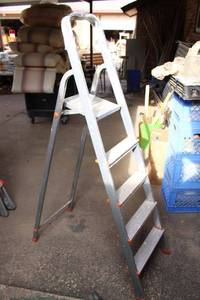 lot 559 image: Aluminum painters ladder