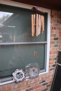 lot 561 image: Wind chime and metal garden decorations