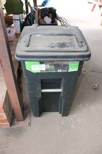 lot 583 image: 32 gallon plastic trash bin