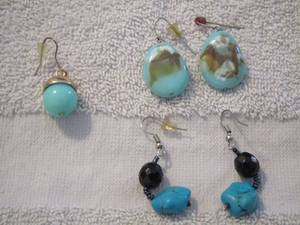lot 14 image: turquoise earrings