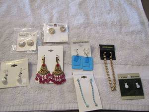 lot 154 image: earrings
