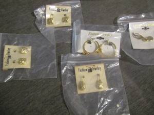 lot 102 image: gold earrings