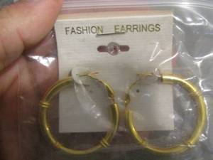 lot 130 image: womens gold earrings