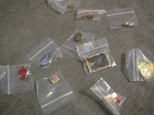 lot 122 image: lot of various shirt pins