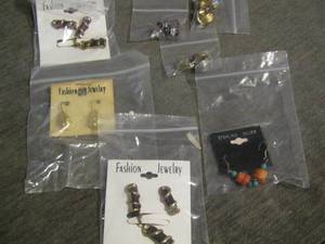lot 138 image: womens earrings
