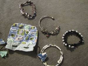 lot 40 image: womens bracelets