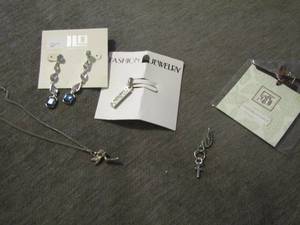 lot 146 image: womens earrings and necklace pendant