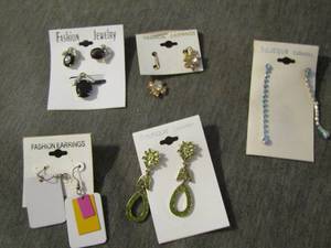 lot 140 image: womens earrings
