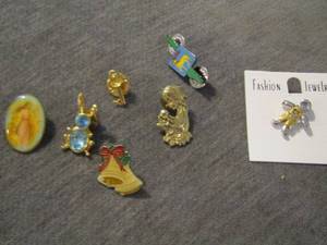 lot 142 image: Various shirt pins