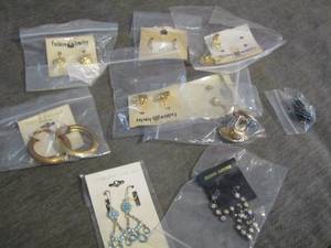 lot 132 image: gold womens earrings