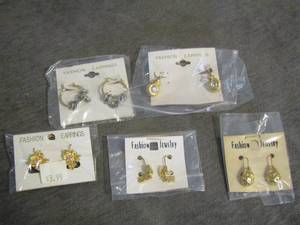 lot 135 image: gold earrings