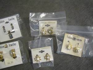 lot 73 image: gold earrings