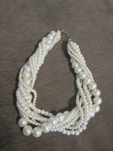 lot 39 image: white bead necklace