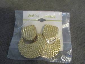lot 46 image: fashion jewlery heavy gold color earrings