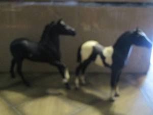 lot 4 image: Breyer horse missing tail, Breyer horse pinto black & white pony