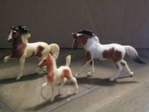 lot 21 image: Vintage 1999 Breyer Reeves Cantering Horse pinto brown and cream foal figurine, Breyer stalemate horse cantering warm blood parade of breeds 111 special pinto, pinto foal stallion Breyer horse