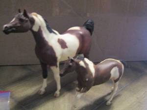lot 18 image: Breyer horse #1615 bay Tobiano pinto stallion, Breyer bay pinto black stallion
