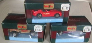 lot 21 image: Maisto CLASSIC CHRISTMAS CAR ORNAMENTS   QTY  3